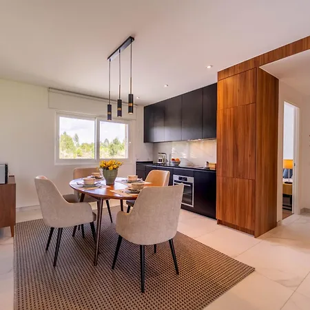 New Luxury Apartment, Sea View With Pool & Gym Apartmán