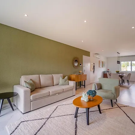 Apartmán New Luxury Apartment, Sea View With Pool & Gym