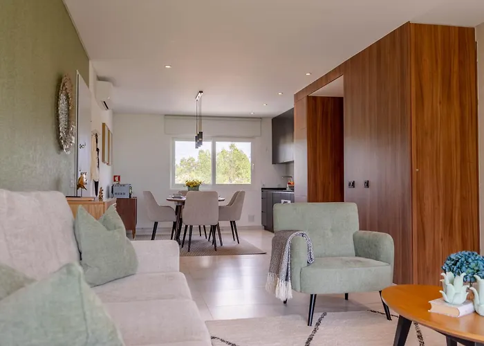 New Luxury Apartment, Sea View With Pool & Gym