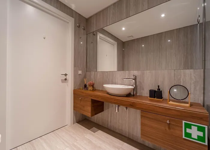 New Luxury Apartment, Sea View With Pool & Gym *